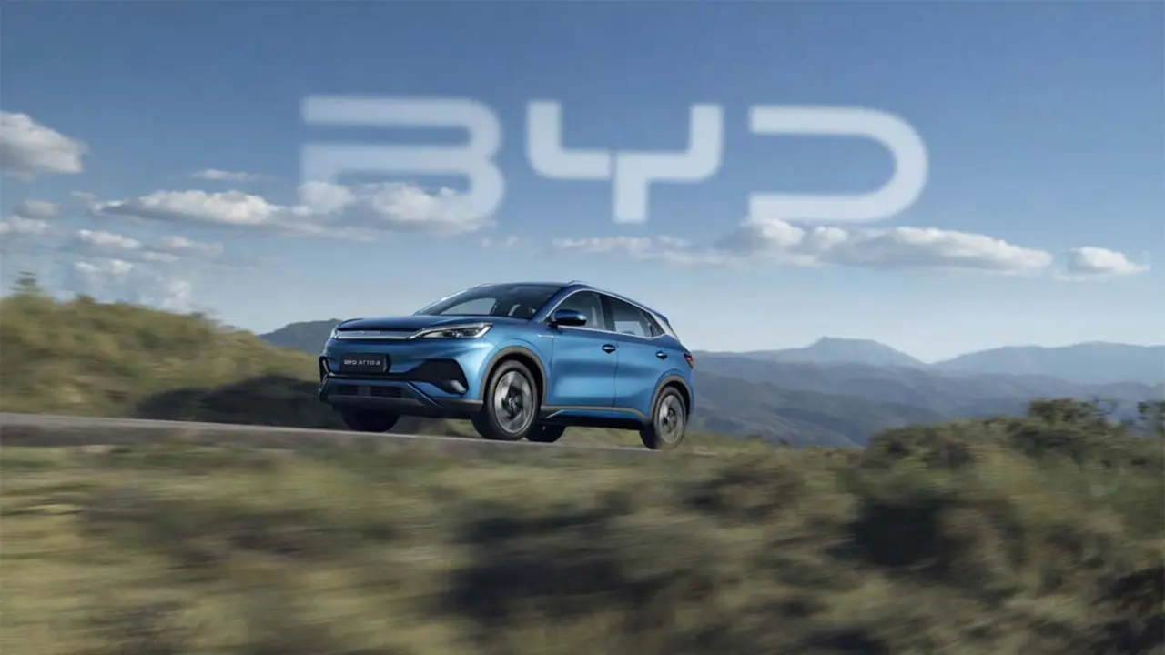 Imagen del BYD Atto 3 en carretera, destacando su dise&ntilde;o y autonom&iacute;a en un escenario natural.