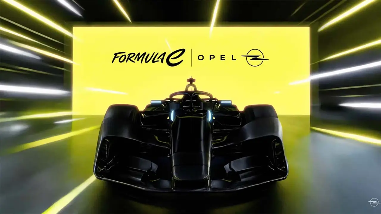 El nuevo coche de Opel para la F&oacute;rmula E en un entorno de exhibici&oacute;n futurista.