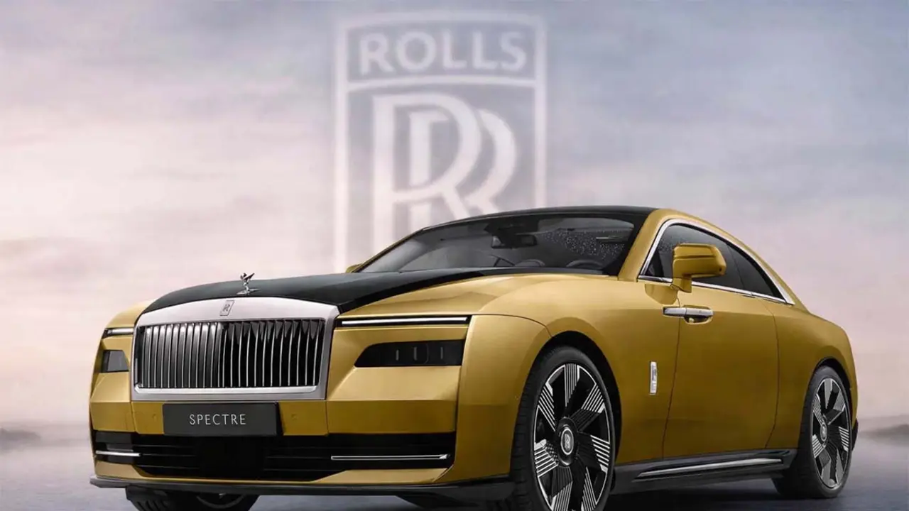El nuevo Rolls-Royce Spectre el&eacute;ctrico en color dorado, s&iacute;mbolo de lujo y sostenibilidad en movilidad.