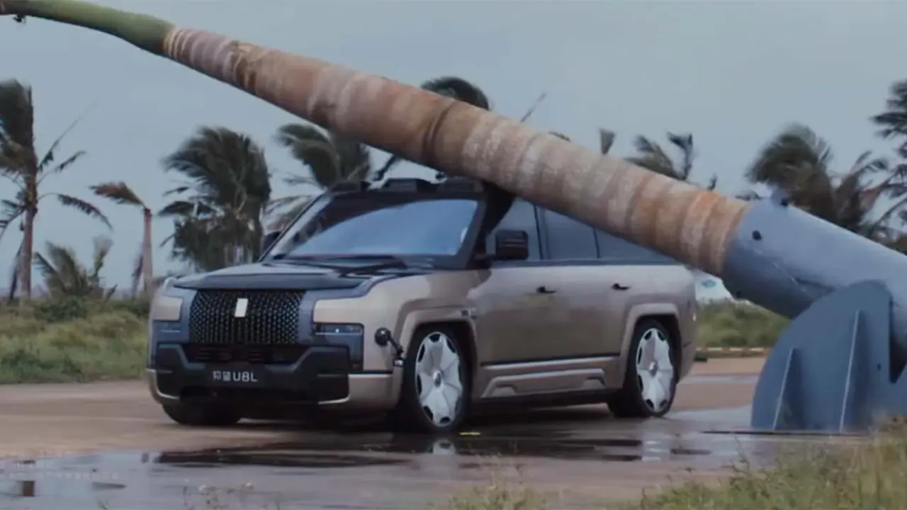 Yangwang U8 - resiste ca&iacute;da palmera