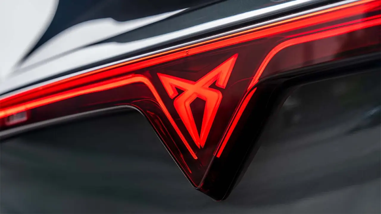 Detalle logo CUPRA iluminado
