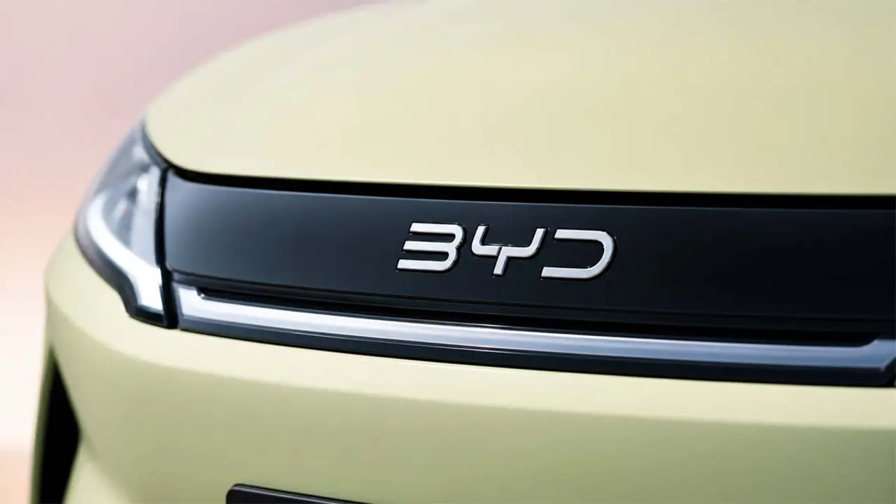 Coche el&eacute;ctrico chino detalle en el logo de BYD
