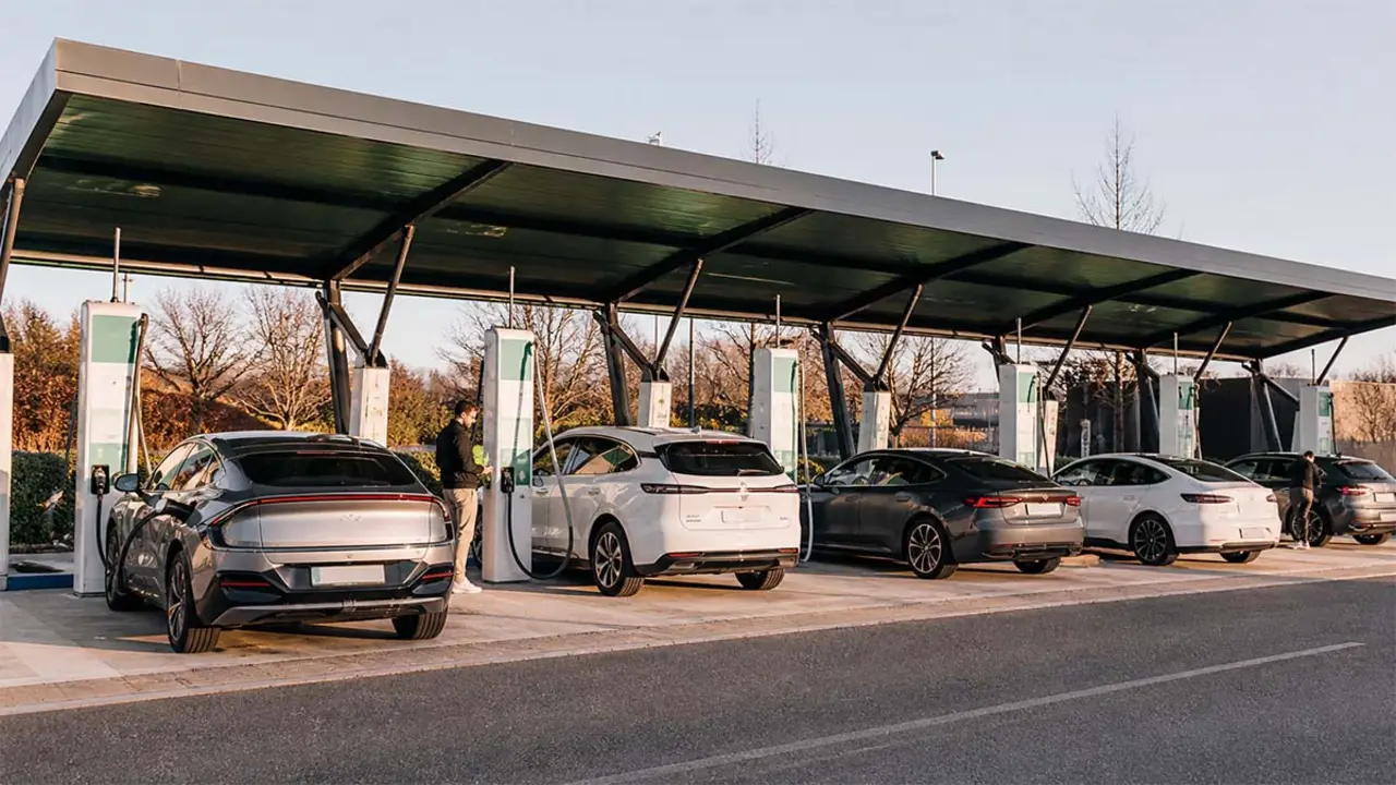 Estaci&oacute;n de recarga con coches el&eacute;ctricos cargando
