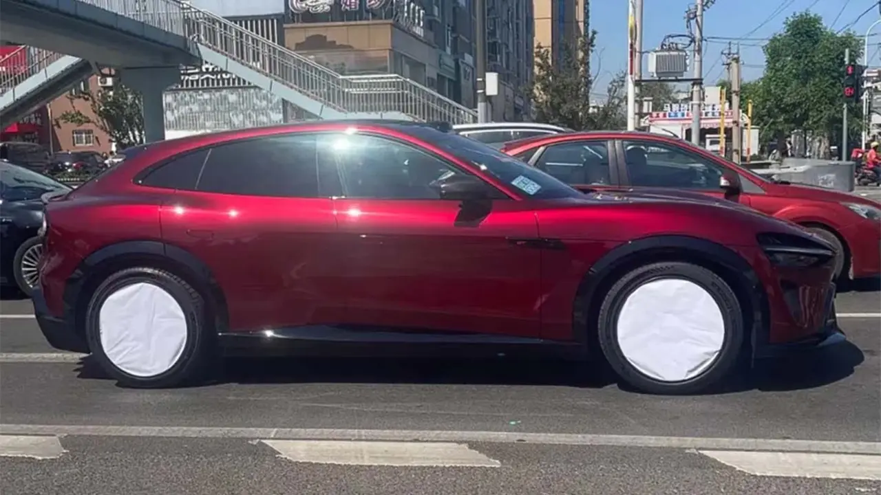 Vista lateral del Xiaomi YU7 GT circulando por las calles de China