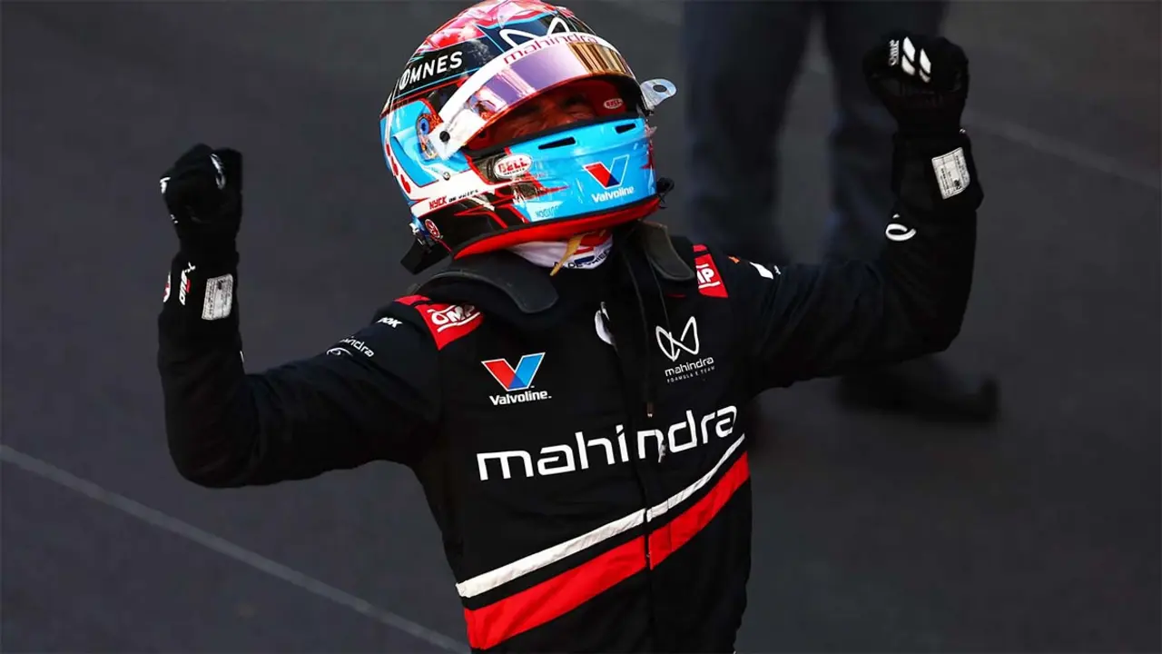 Nyck de Vries del equipo Mahindra celebrando la victoria