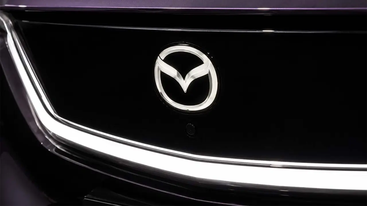 Logotipo de Mazda al detalle