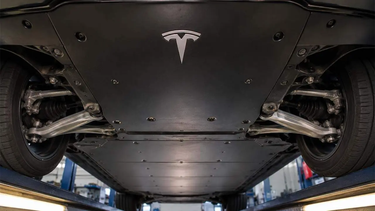 Bajos de un coche Tesla en una revisi&oacute;n de la ITV