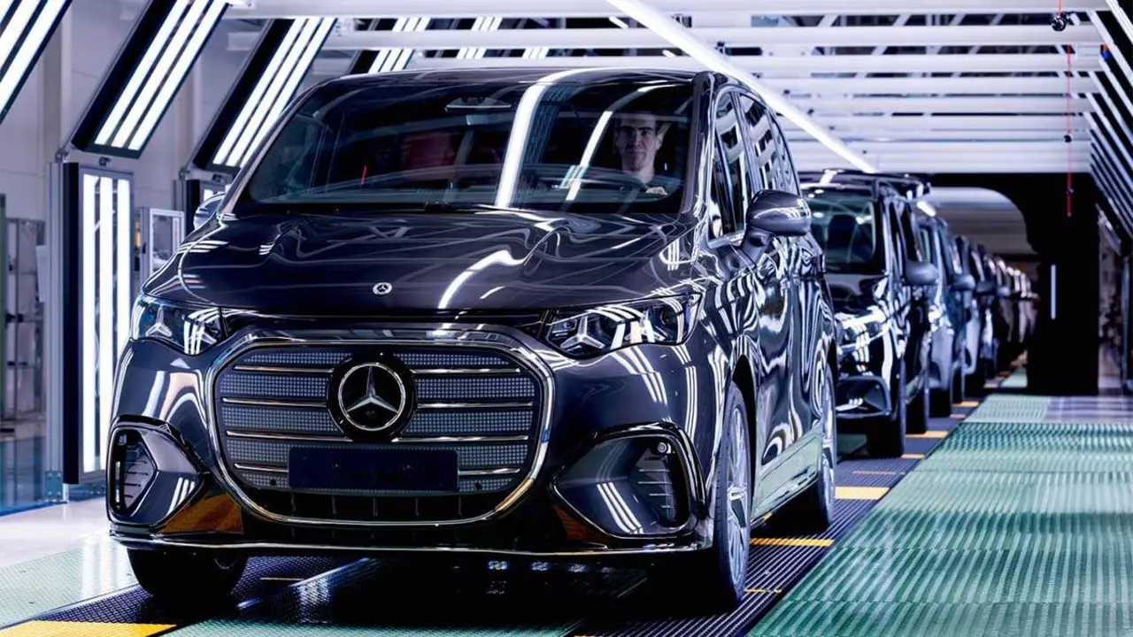 Mercedes VLE saliendo de la l&iacute;nea de montaje de la f&aacute;brica de Vitoria (Espa&ntilde;a)