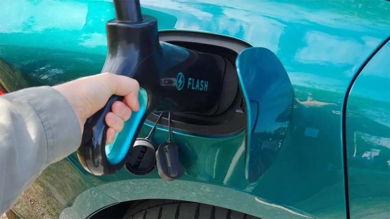 byd-flash-charging-persona-cargando