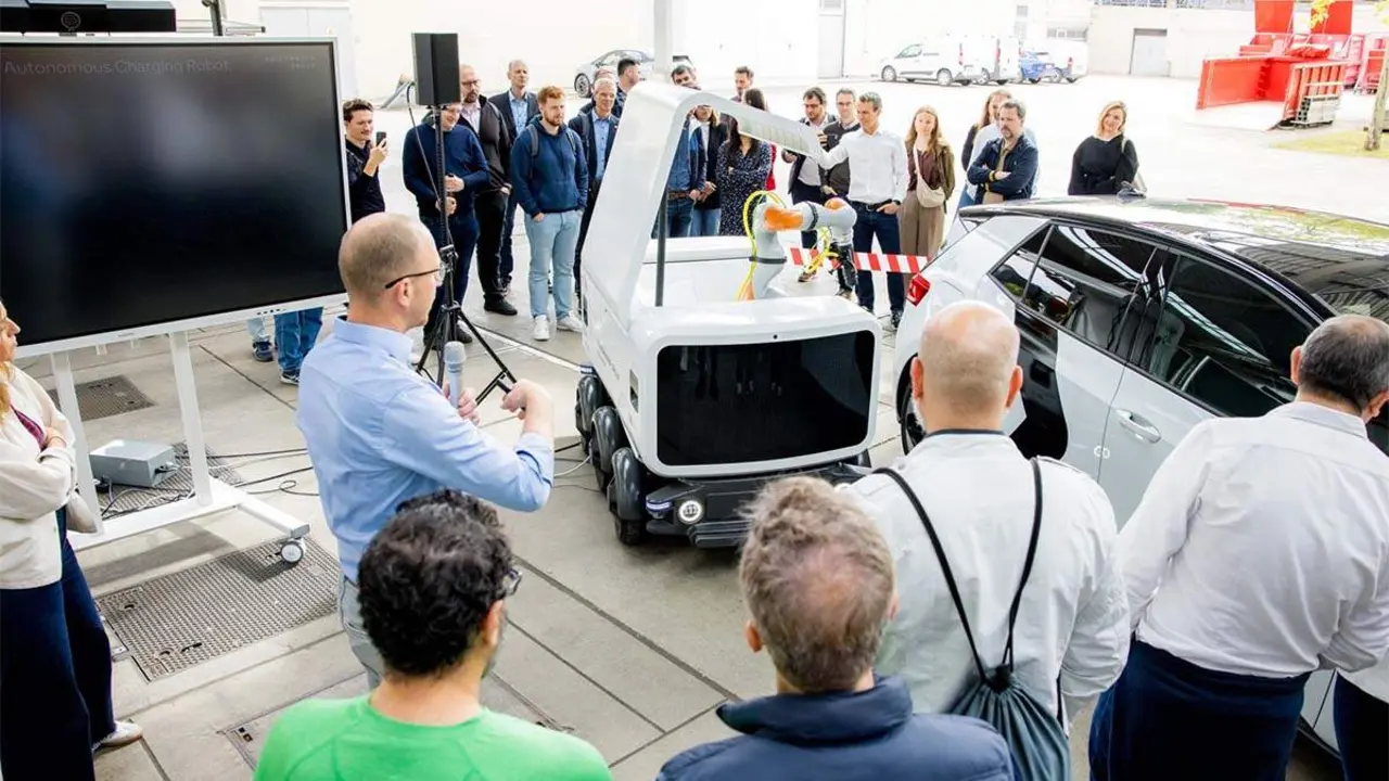 Robot Volkswagen aut&oacute;nomo para cargar coches el&eacute;ctricos