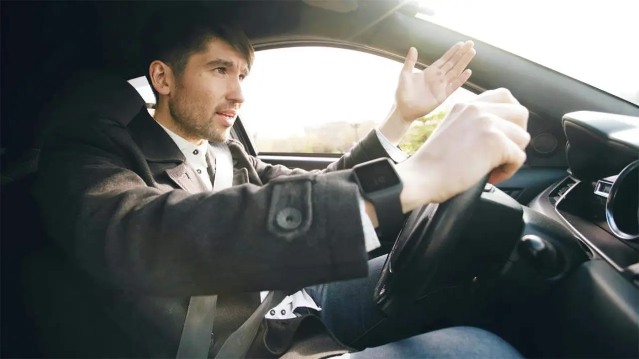 persona-coche-discutiendo