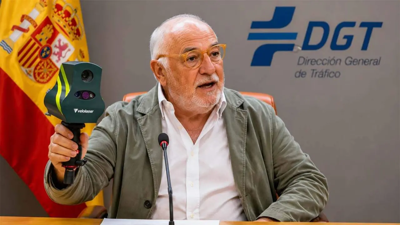 pere-navarro-dgt-mostrando-nuevos-radares