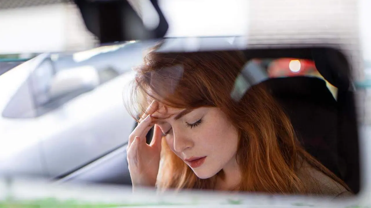 Mujer con mareos en el coche