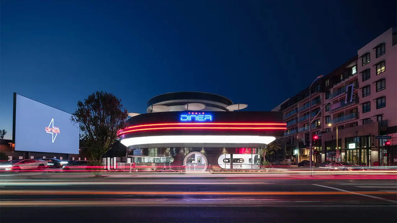 Tesla Diner - Supercharger y restaurante
