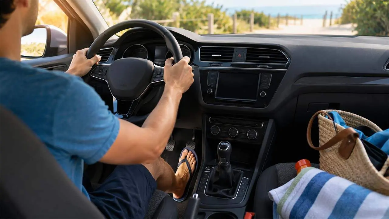 Normas y consideraciones para conduccir con chanclas