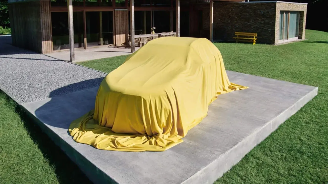 Mercedes-Benz GLA tapado por una lona en su presentaci&oacute;n oficial