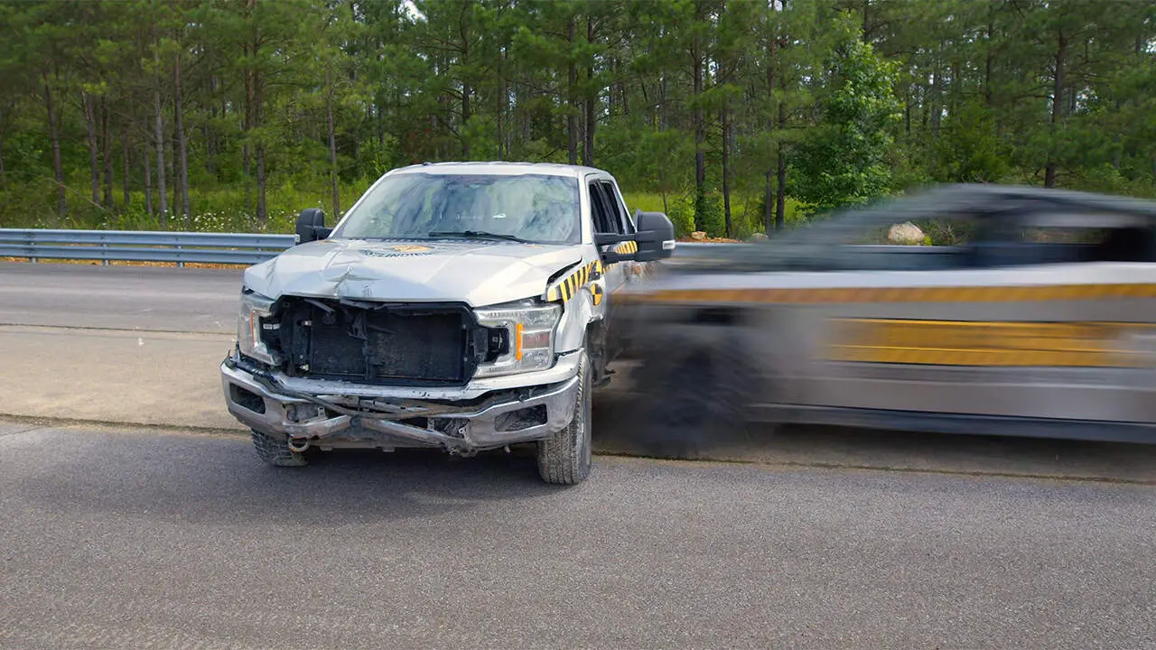 Tesla Cybertruck choque Ford F-150