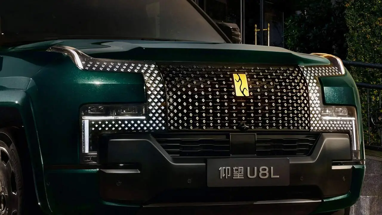 Vista frontal del lujoso BYD Yangwang U8L