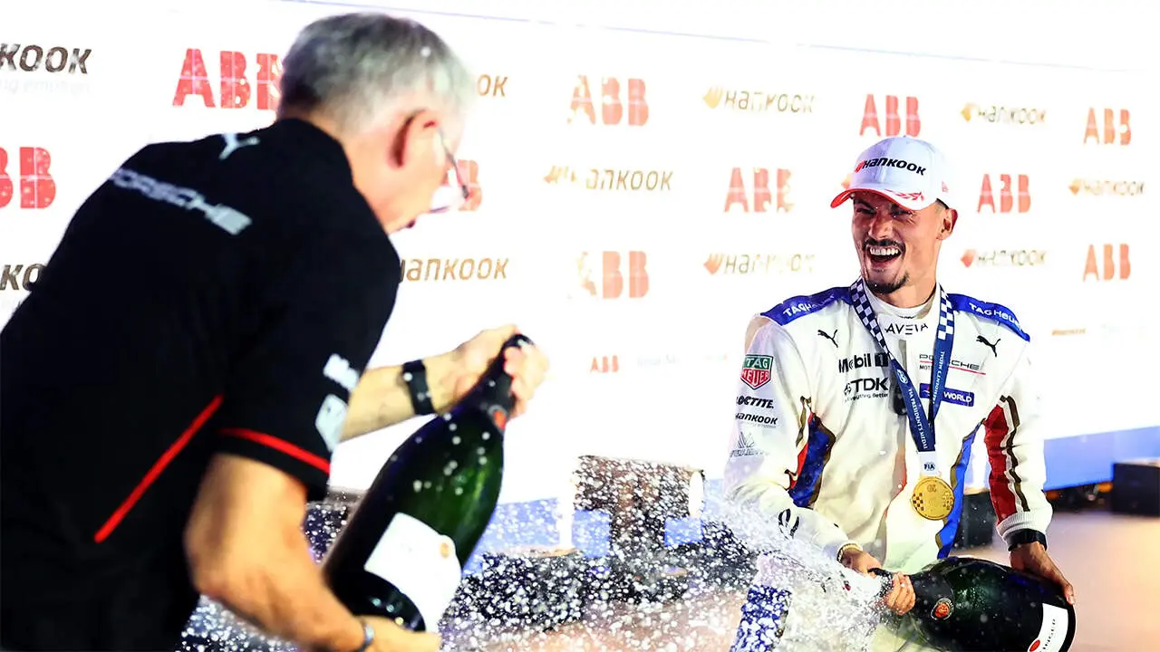 Celebraci&oacute;n de Wehrlein de la victoria de la carrera 16 de la F&oacute;rmula E en Londres