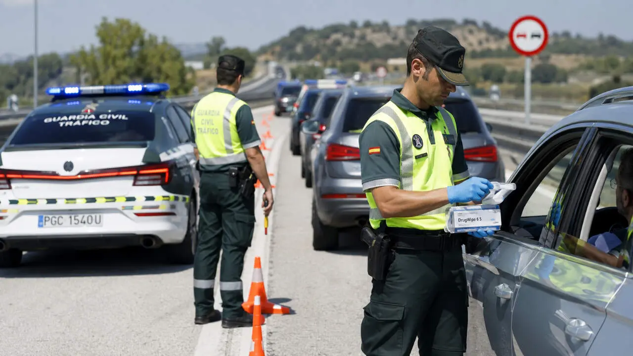 Guardia Civil realizando un control de drogas a un conductor