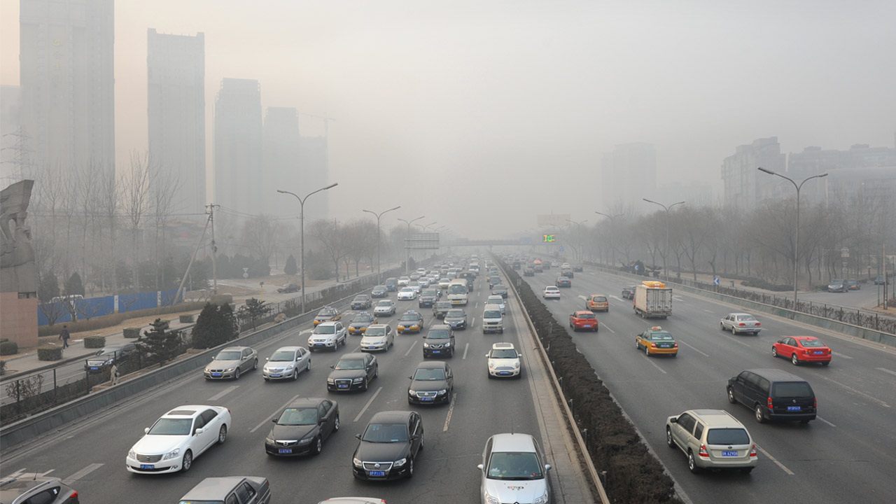 Imagen de una ciudad con alto grado de contaminación por los coches de combustión (diésel y gasolina)