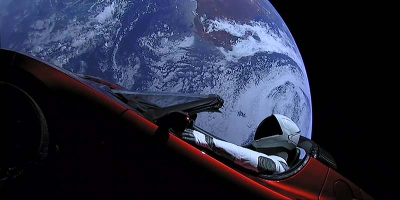 Imagen del Tesla Roadster pilotado por Starman y enviado al espacio por Space X