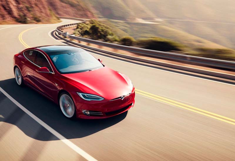 tesla-Model-S-circulando-carretera-color-rojo