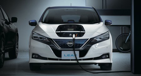 Nissan-Leaf_CHAdeMO-cargando