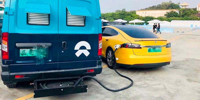 Tesla-ModelS-cargando_en-furgoneta-NIO