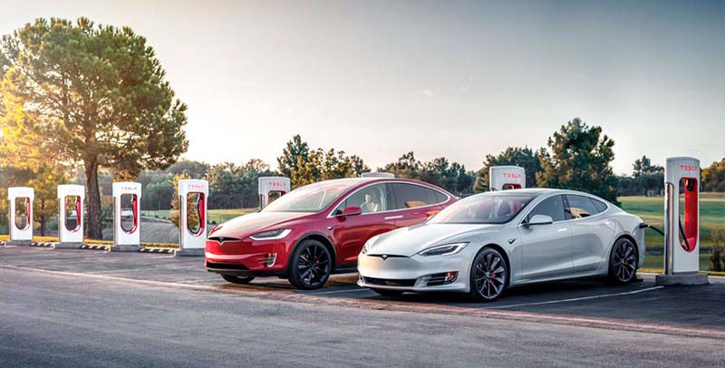 Tesla-ModelS-X-cargando-en-Supercharger