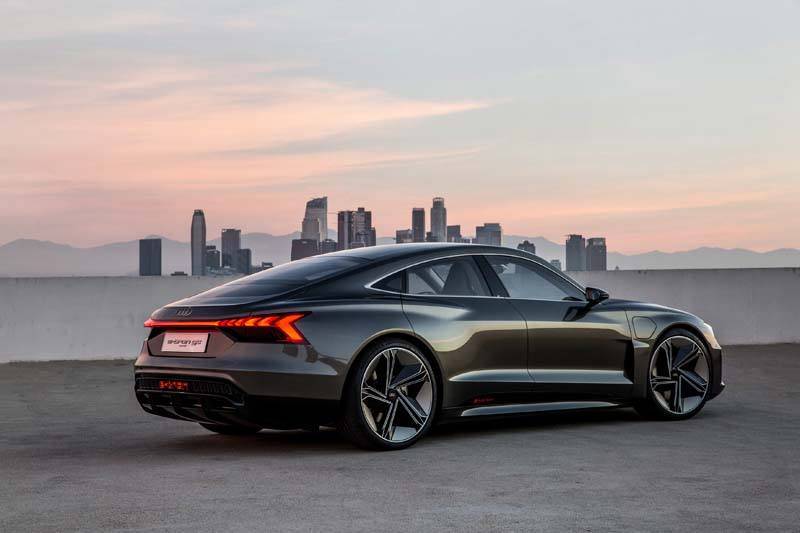 Audi-GT_e-tron-Concept_gris-lateral05