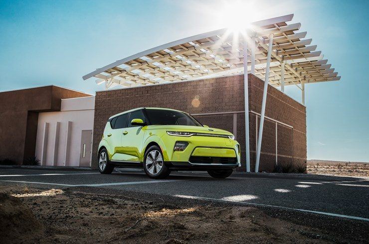 KIA_Soul_EV-Amarillo-parado-carretera