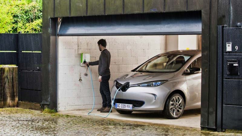 Punto de carga de coches eléctricos instalado en un garaje privado de un chalet