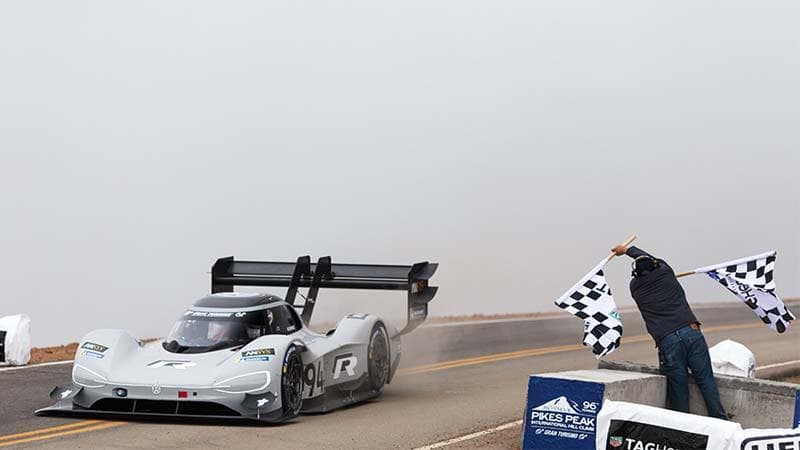 Volkswagen I.D. R pasando por meta en el circuito de Pikes Peak 