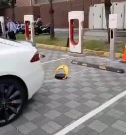 tesla-barreras-abatibles-nueva-version-mejorada-superchargers-evitar-coches-combustion2