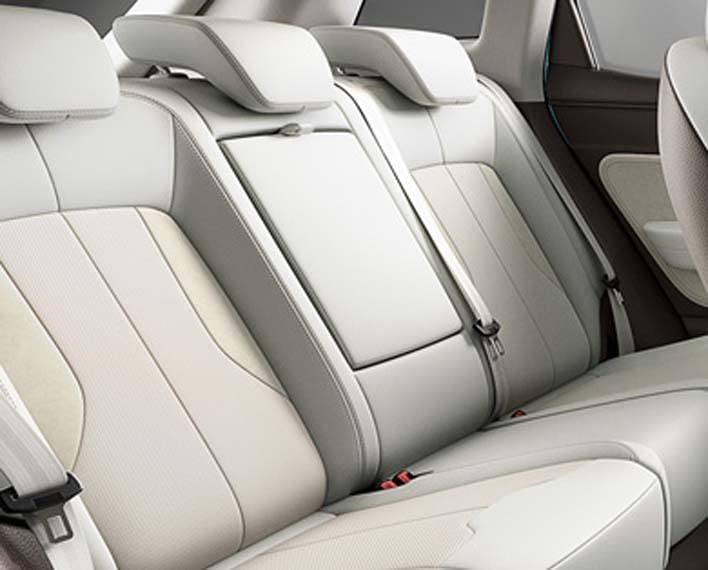 Aiways-u5-suv-electrico_interior_pantalla-multimedia-plegable-plaza-central-trasera