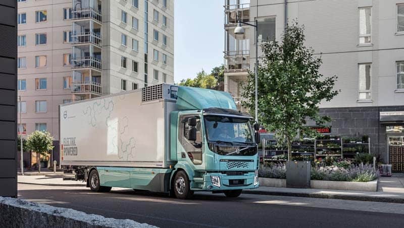 camion-electrico-volvo-fl-electrico-circulando-calles