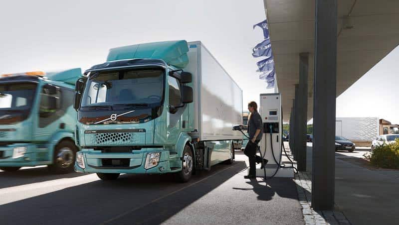 camion-electrico-volvo-fl-electrico-prearado-para-cargar-baterias