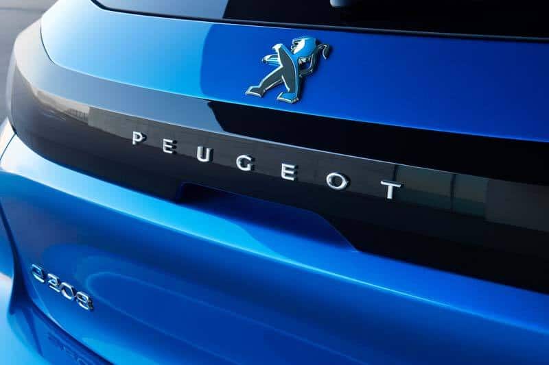Peugeot-208-color-azul-electrico-trasera-logo-peugeot