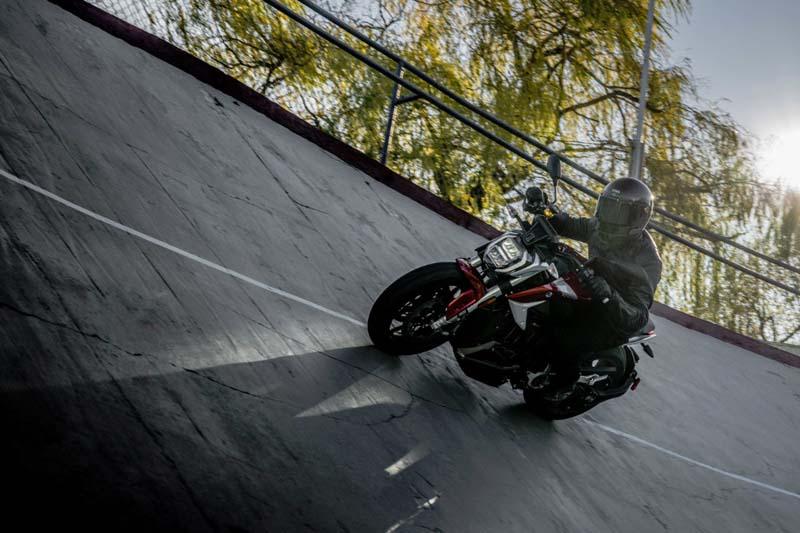 Motocicleta-electrica-ZERO-SR_F_conduccion2