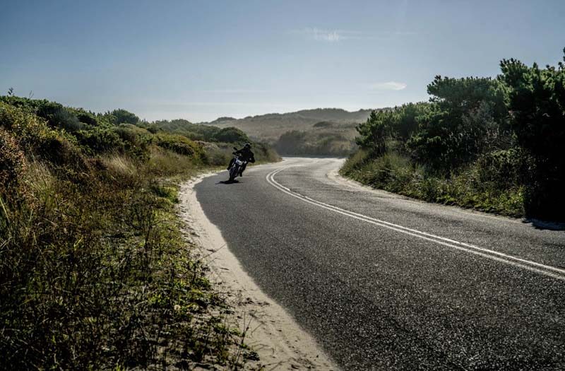 Motocicleta-electrica-ZERO-SR_F_curva-carretera-conduccion2