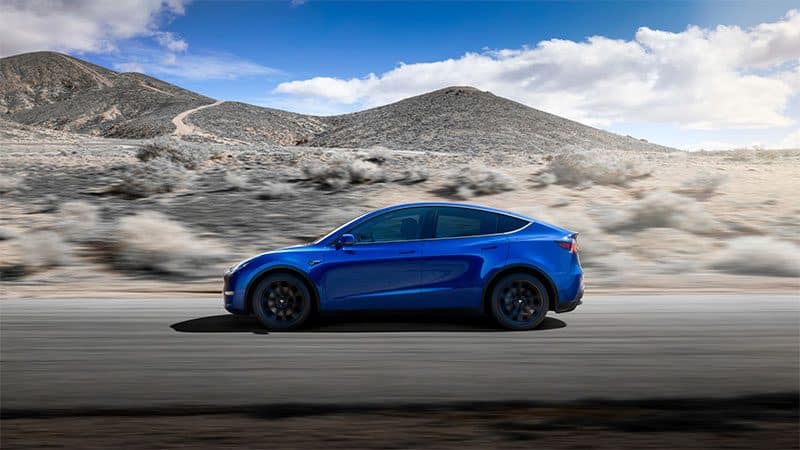 Foto lateral del Tesla Model Y de color azul