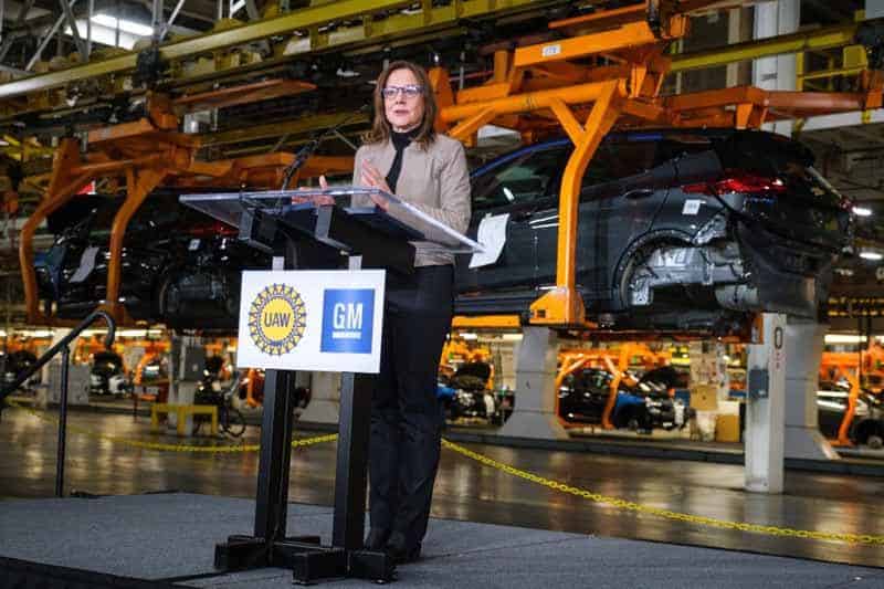 Fabrica-GM-Chevrolet-Bolt-EV-coche-gris_Mary-Barra-CEO-Presidenta-GM