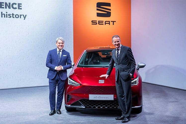 Dr_Herbert_Diess_CEO_Volkswagen_AG-Luca_de_Meo_CEO_SEAT_apoyados-sobre-SEAT-el-Born