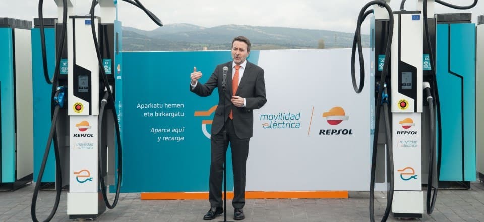 josu-jon-imaz_consejero-delegado-repsol-presente-inauguracion-primera-estacion-carga-ultrarapida-espana-alava