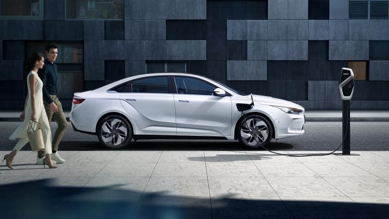 Geometry-A-nueva-marca-VE-geely-sedan-deportivo-lateral-aparcado-carga