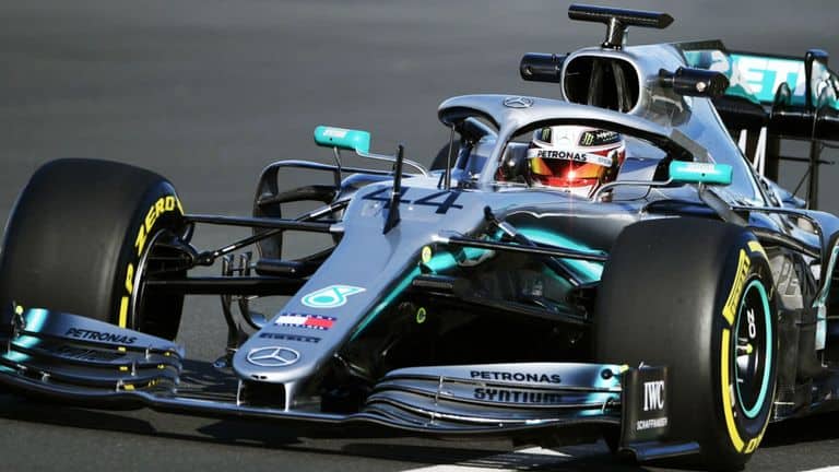 Foto de Lewis Hamilton pilotando el monoplaza de F1 de Mercedes