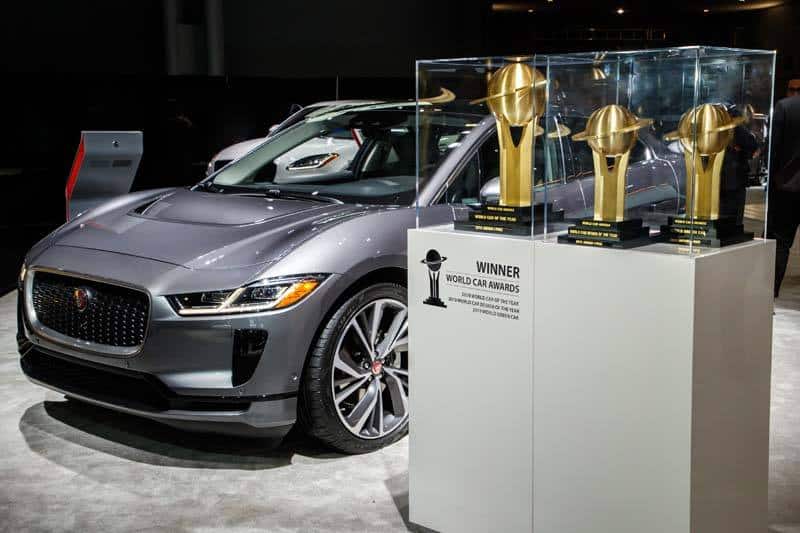 jaguar-i_pace-trplete-premios-2019-con-vehiculo-color-gris-fondo