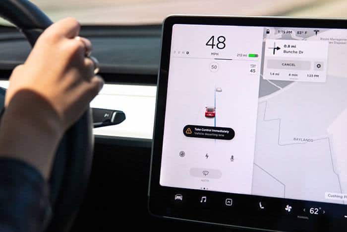 Imagen de la opción de Mantenimiento de carril en un Tesla Model 3