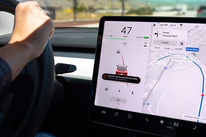 Imagen de corrección de carril de emergencia en un Tesla Model 3